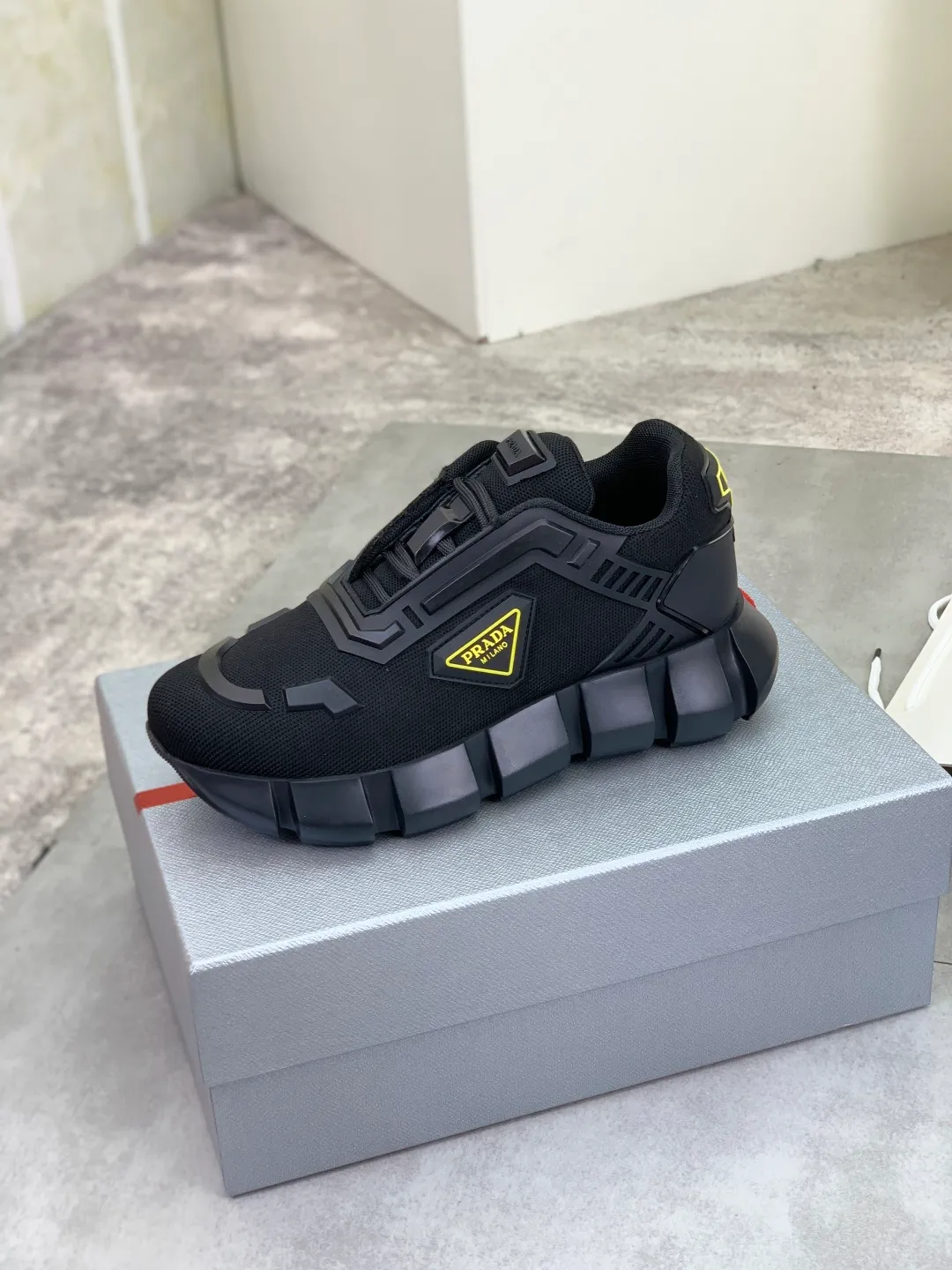 Men's shoes 💰P580💰 [New style] High version official website popular models are on the market, 🆘 Trendy brand (Prada) mainly promotes popular models, avant-garde and versatile fashion men's shoes private version mold opening, cowhide surface splicing 1:1.. Fashionable and simple, original imported cowhide lining cowhide feet; the atmosphere and personality are more fashionable, eye-catching and pursuing class. It will subvert the old idea and be a must-have for fashion trendsetters with you! Must keep it for yourself! Tall and comfortable, large and low, high-end quality workmanship. Size: 38-45; 4️⃣ colors available.
